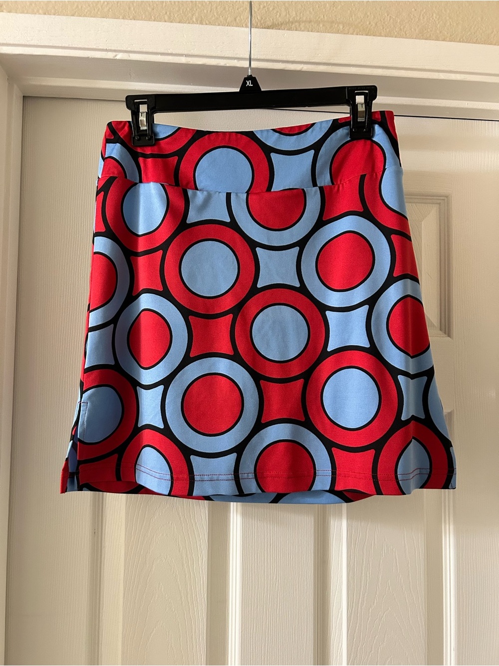 Graphic Circle-Print Golf Mini Skirt in Red & Light Blue